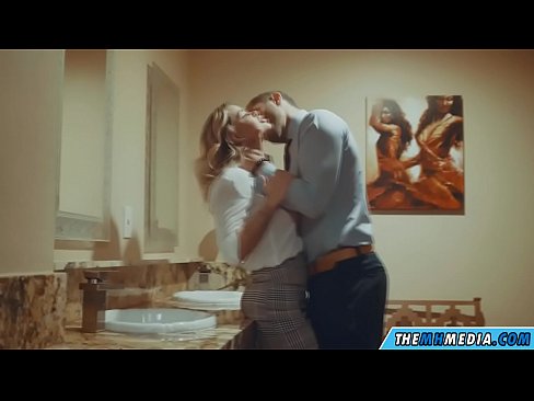 ❤️ Pe a faaosoosoina oe e se blonde busty i totonu o se faletaele lautele ️ Pono fa'afafine ﹏